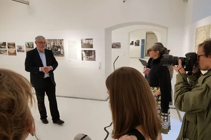 Zeithistoriker Helmut Konrad führte Mittwoch mittag durch die Ausstellung