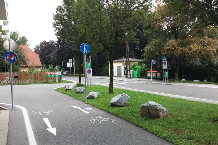 20 Verkehrsschilder für einen Zebrastreifen und eine Querung eines Radweges in der Körösistraße