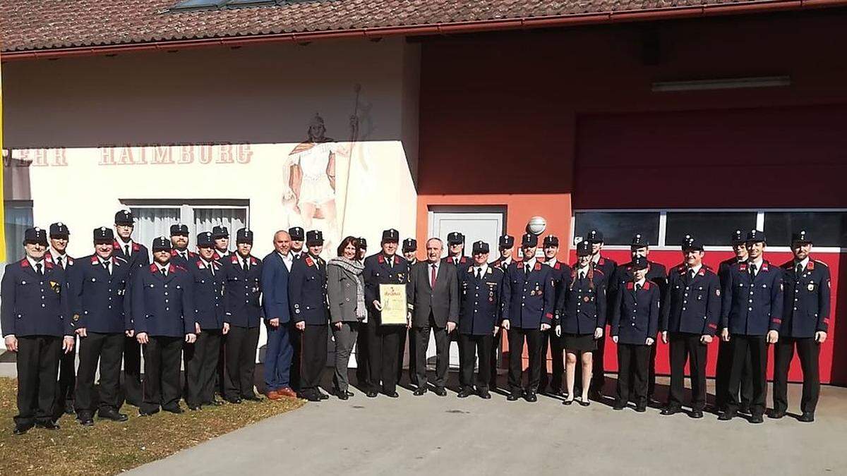 Kameraden der Feuerwehr Haimburg mit Ehrengästen 