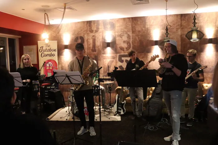 Im Cafino begann bereits um 19 Uhr die Musikschulband als Vorgruppe, bevor dann die "Jukebox Combo" wieder ihr musikalisches Talent unter Beweis stellte.