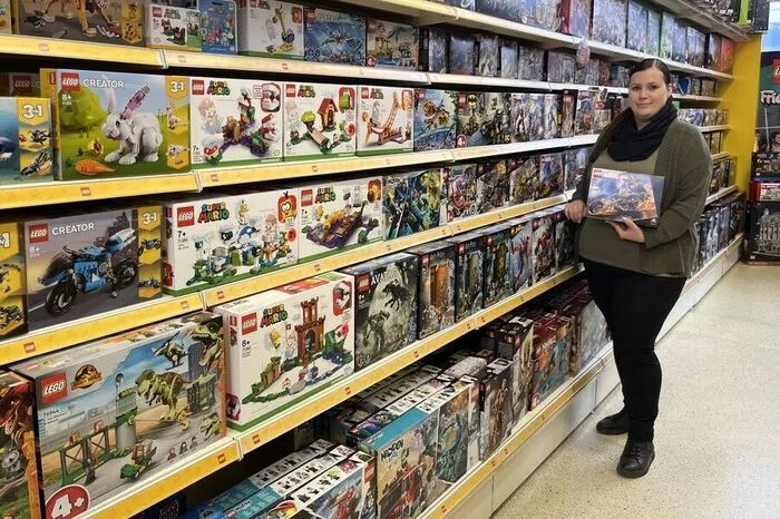 Sabrina Rauch arbeitet beim Spielzeugmarkt Gungl in Hofstätten an der Raab und erzählt vom Boom bei Gesellschafts- und Brettspielen vor Silvester.