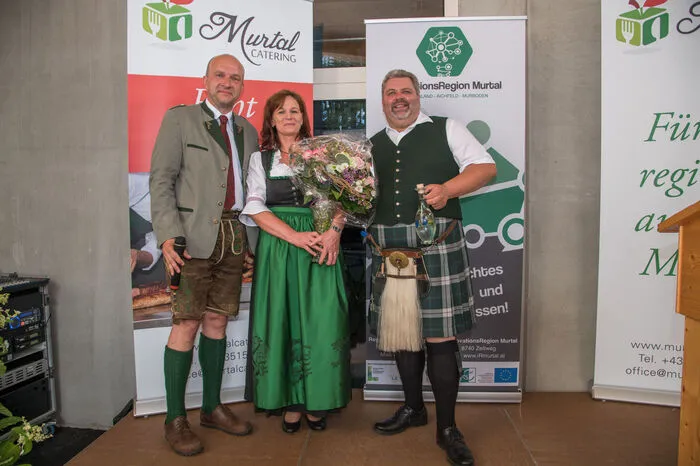 Bürgermeister Bruno Aschenbrenner mit Anneliese Steiner und Peter Dietrich. Für Aschenbrenner ist die Weiterentwicklung des Prankherwirtes ein wichtiger Bestandteil für die örtliche und regionale Versorgung – hinsichtlich der Produkte und Dienstleistung, aber auch in Blickrichtung der neu geschaffenen Arbeitsplätze.