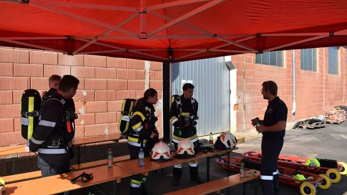 Am Sonntag absolvierten etwa 20 Feuerwehrleute die Übungseinheit für den Einsatz im Tunnel. Am Wochenende zuvor hatten bereits 32 Kameradinnen und Kameraden für den Ernstfall trainiert. 