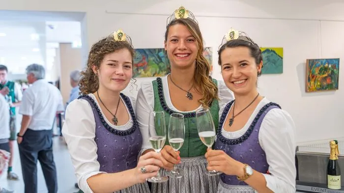 Wurden für ein drittes Jahr verlängert: Weinkönigin Katrin und die Weinhoheiten Lisa und Beatrix