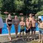 Ernst Klamminger mit den jungen Badegästen