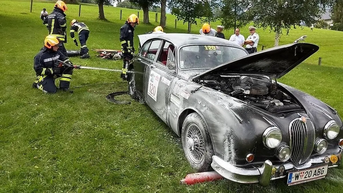 Jaguar MK II BJ 1062 brannte