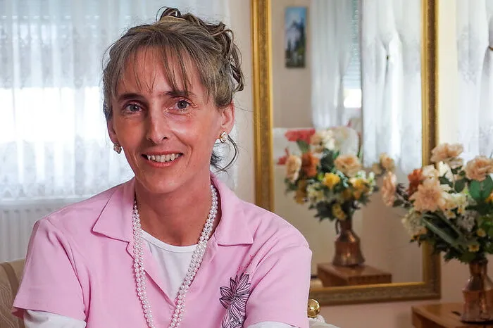Und das ist Birgit, Wolfgangs Schwester. Die 43-jährige Hobbykünstlerin träumt von "einem Partner, der zu mir passt." Seit drei Jahren ist sie Single. In der neu erbauten Familienkapelle soll dann, gemeinsam mit ihrem Bruder und seiner neuen Partnerin, im Herbst Doppelhochzeit gefeiert werden.