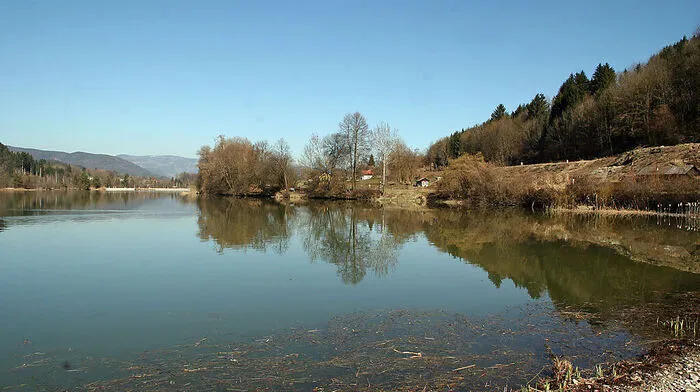 In der Umgebung dieses Bereiches in der Seidendorfer Au soll das Fischerdorf entstehen Unten: Pläne über die Verbauung mit den Fischerhütten