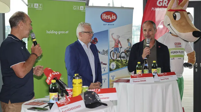 OK-Chef Michael Kummerer im Gespräch mit Thomas Spann (Kleine Zeitung) und David Tews (Hervis) bei der Pressekonferenz zum Graz-Marathon 2022.