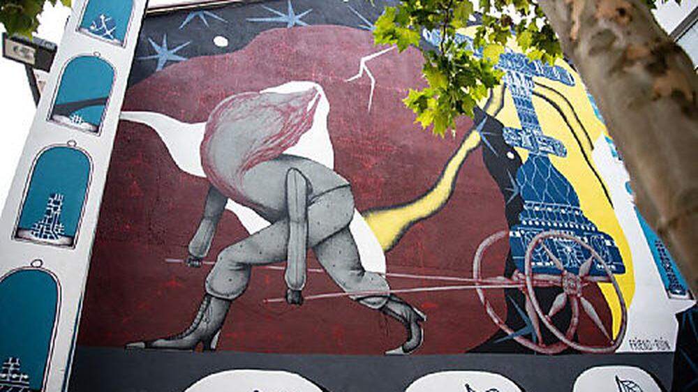 Street-Art in Villach: Die Straßenkünstler ´Ruin & Friend´ bemalten eine riesige Wand in der Widmanngasse