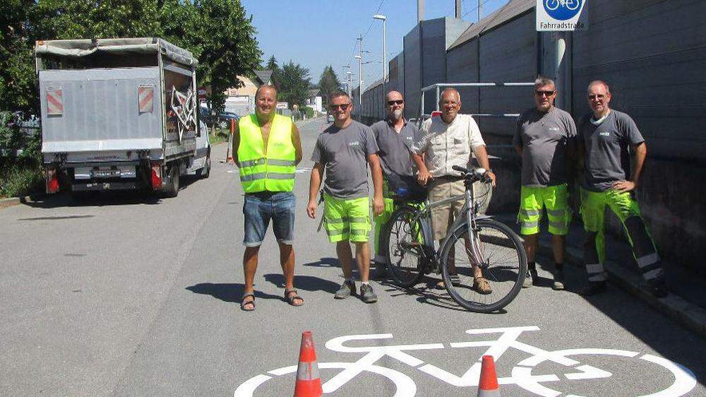 Die Arbeiter der Holding Graz mit dem Radverkehrsbeauftragten Helmut Spinka