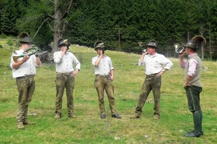 Für Musik sorgten die Katschtaler Jagdhornbläser und Ziehharmonikaspieler. Für das leibliche Wohl gab es Brein, Katschtaler Bauernkrapfen mit Honigschmalz und mehr.