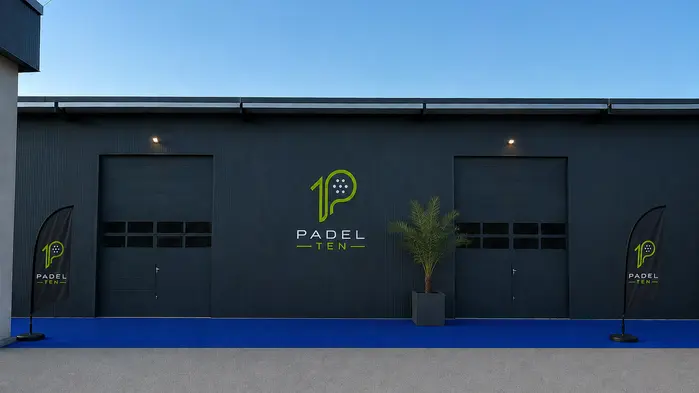 Außenansicht einer dunklen Halle mit Logos drauf