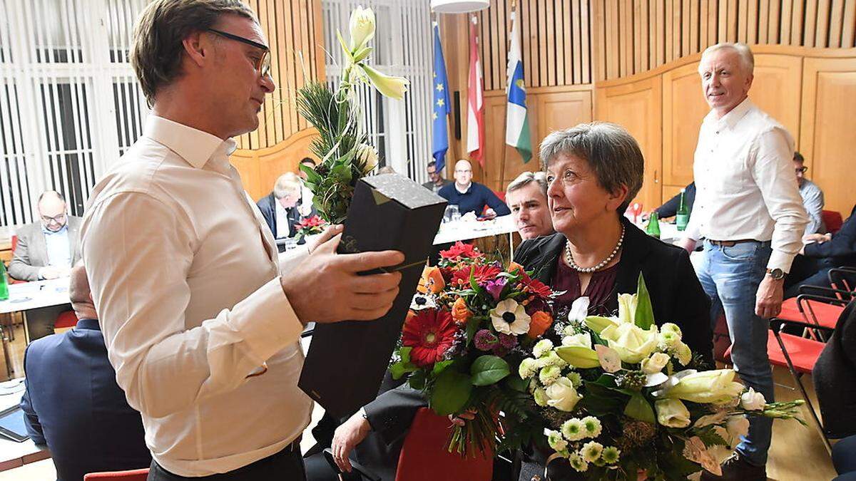 Bürgermeister Erwin Eggenreich und auch ÖVP-Chef Werner Riedler (im Hintergrund) verabschiedeten Gertrude Offenbacher, die zum letzten Mal an einer Gemederatssitzung teilnahm