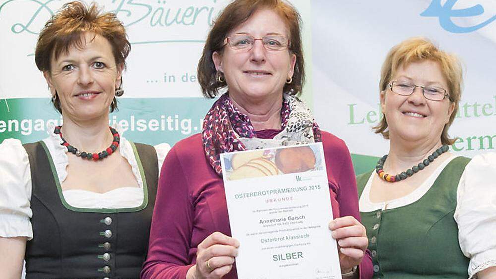 Auch das Osterbrot von Annemarie Gaisch aus Oberhaag (Mitte) wurde ausgezeichnet