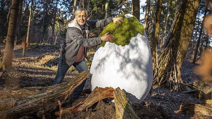 Mit Moos bedeckt Manfred Stippich das Osterei