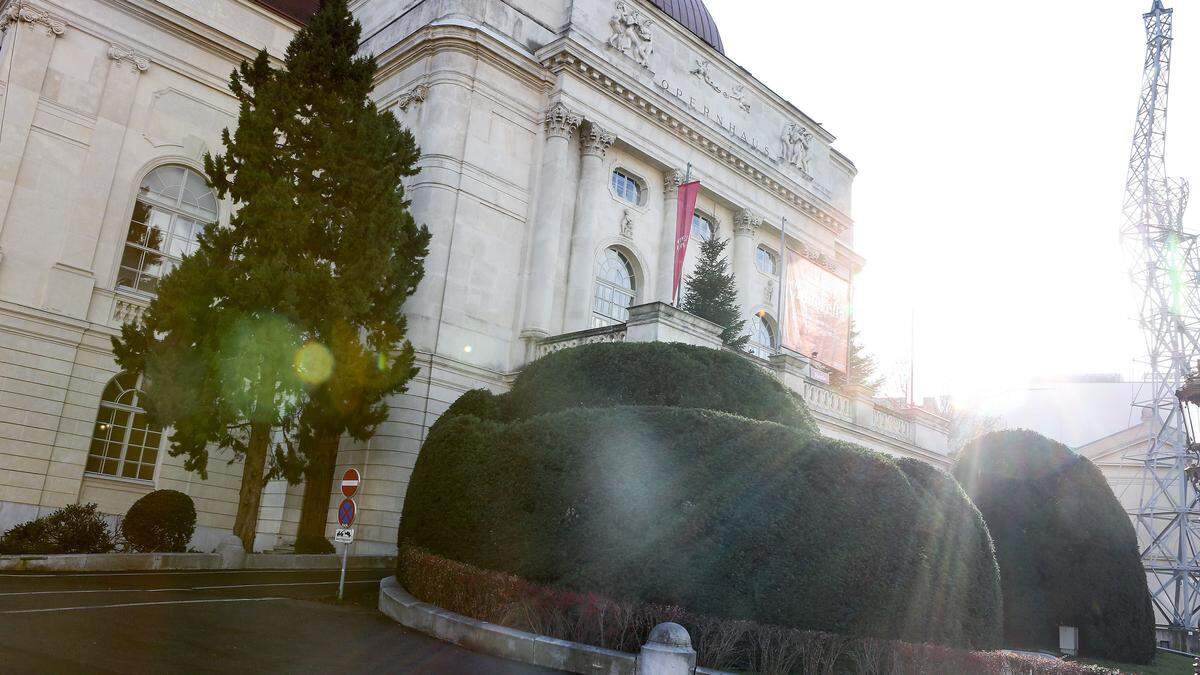 Vor der Oper kam es zum Überfall