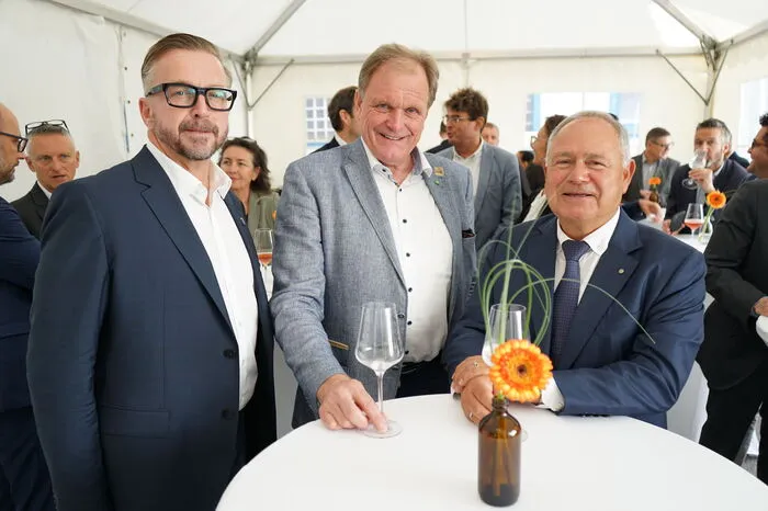Am Vormittag wurden zahlreiche Ehrengäste am Werksgelände empfangen.