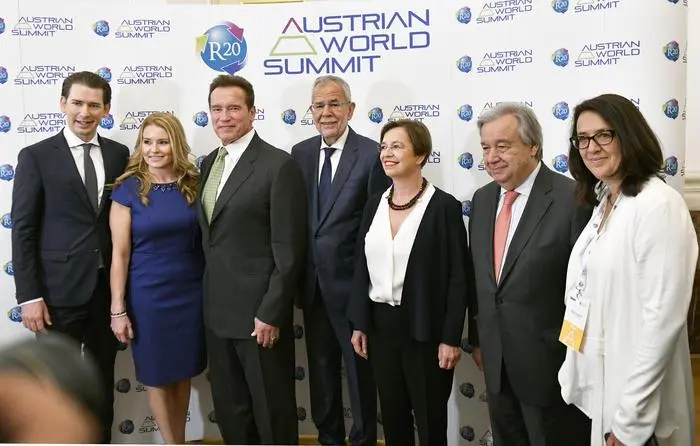  (v.l.), Bundeskanzler Sebastian Kurz, Schwarzenegger Freundin Heather Milligan Vorsitzender R20 Arnold Schwarzenegger, Bundespräsident Alexander Van der Bellen, Doris Schmidauer, UN-Generalsekretär Antonio Guterres, Direktor R20 Austria Monika Langthaler-Rosenberg