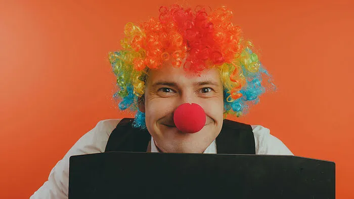 Klären Sie lieber rechtzeitig ab, ob es im Betrieb gewünscht, geduldet oder gar nicht gerne gesehen wird, wenn Mitarbeiter kostümiert am Arbeitsplatz erscheinen!