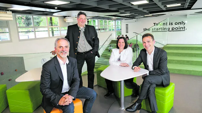 Martin Neubauer, Leiter des WIFI Steiermark (re.), im Gespräch Erfinder Roland Kalb, Fleischermeister Josef Mosshammer und Mirkobiologin Eva Sigl (v. li.)
