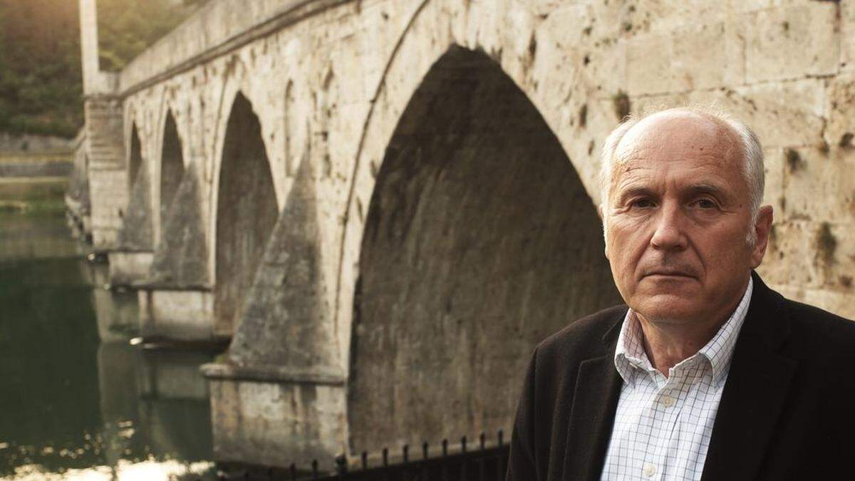 Valentin Inzko im Frühsommer 2021 vor der Brücke über die Drina in Višegrad in Bosnien und Herzegowina