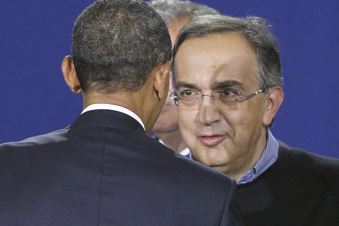 Als Marchionne Fiat-Chef wurde, war der italienische Autokonzern ein Pleitekandidat. Marchionne wird zugeschrieben, Fiat saniert zu haben. 2009 wurde Fiat Mehrheitseigentümer des US-Autobauers Chrysler, der damit ebenfalls vor der Pleite gerettet wurde. Im Bild: Marchionne mit Barack Obama.