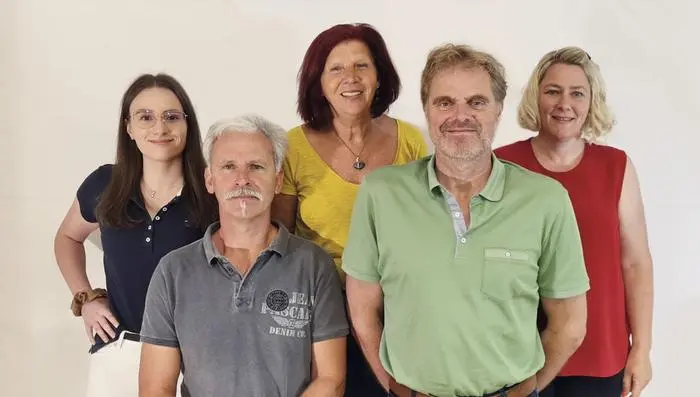 Aufgeführt werden drei Einakter. Zwölf Akteure werden auf der Bühne stehen