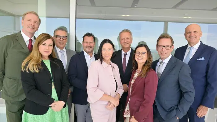 Der ORF-Stiftungsrat bestellte in seiner Plenarsitzung die vom designierten ORF-Generaldirektor Clemens Pig vorgeschlagenen Landesdirektorinnen bzw. Landesdirektoren. Im Bild (v.l.n.r.): Edgar Weinzettl, Julia Ortner, Gerd Schneider, Alexander Hofer, Sigrid Hroch, Klaus Obereder, Esther Mitterstieler, Martin Weberhofer, Werner Herics