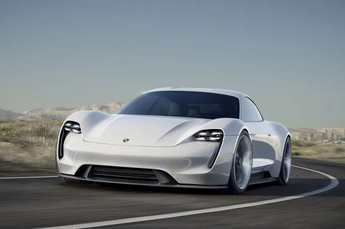 Zwei Elektromotoren mit einer Systemleistung von mehr als 600 PS (440 kW) sollen den Elektro-Sportler in deutlich weniger als 3,5 Sekunden auf Tempo 100 und in unter zwölf Sekunden auf 200 km/h beschleunigen.