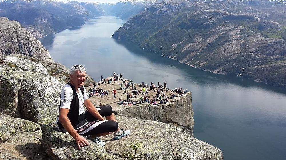 Peter Donnerer mit einer Wahnsinnsaussicht hoch über dem Lysefjorden