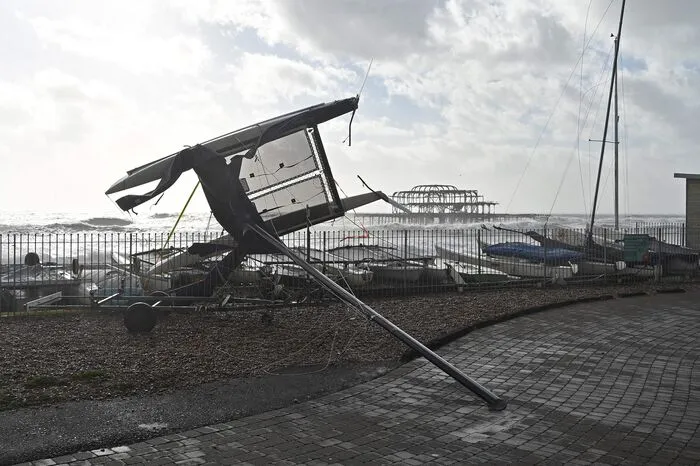 In der südenglischen Stadt Brighton wurde ein Katamaran vom Wind erfasst und überworfen.