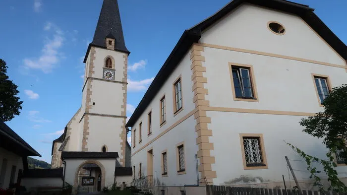 Auf zehn leicht zu bewältigenden Kilometern können Naturliebhaber den Turnauer Jakobusweg erkunden und dabei von vielen Punkten aus die Pfarrkirche sehen. „Es gibt aber auch die Möglichkeit, eine sechs Kilometer lange Strecke zu wählen“, erklärt Christine Stehr von der Gemeinde. Die Route des kürzeren Wegs wird momentan überarbeitet. 