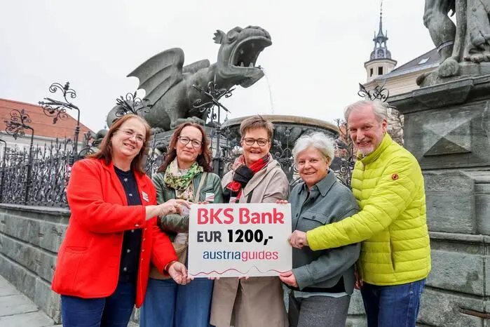 Beim 37. Welttag der Fremdenführer:innen am 7. März begrüßten die Kärnten Guides 250 Gäste aus der Steiermark am Bahnhof in Klagenfurt. 18 Guides waren mit den Besuchern in der Landeshauptstadt unterwegs. Dabei sammelten sie Spenden für „Kärntner in Not”. 1200 Euro überreichten Elke Bitzan, Irene Weber und Astrid Legner mit Helmuth Micheler an Susanne Koschier.