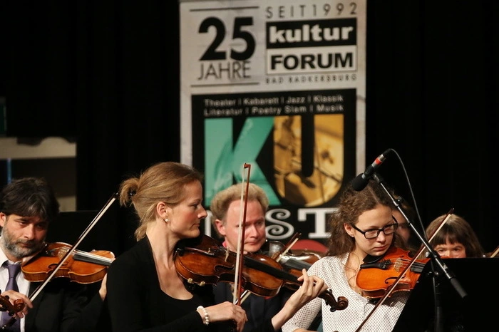 Auf der Bühne verbeugten sich das Jugendsinfonieorchester unter der Leitung von Alfred Ornig, die Theatersportler vom Theater im Bahnhof, Ines Kolleritsch und ihr Vocal-Trio, Werner Puntigam und Mitzie Medusa. Straden Aktiv mit Wolfgang Seidl und Paul Kindler an der Spitze nahmen die Wahlkampfzeiten satirisch auf die Schaufel, Reinhard Meyer jazzte mit seiner Familie und zum Höhepunkt holte Raphael Wressnig zu später Stunde auch die Old Town Dixielander auf die Bühne.