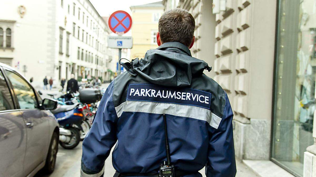 65 Mitarbeiter des Parkraumservices sind bei einer Schicht parallel unterwegs