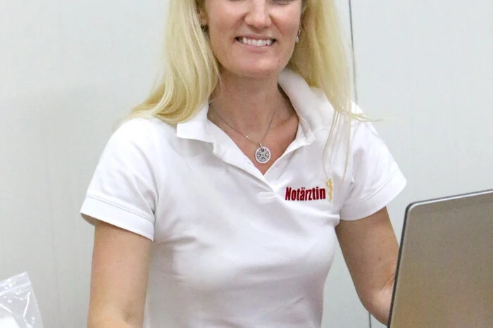 „Mit der Internistin Sonja Buttazoni (Foto) macht heuer erstmals eine Notärztin am Partygelände Dienst“, ...
