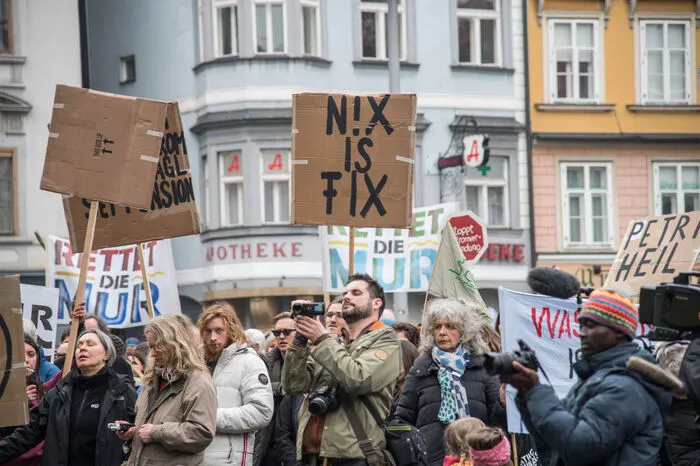 Die zentralen Forderungen der Demonstranten: ein Baustopp, eine Nachdenkpause und eine Volksbefragung.