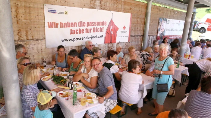 Beste Stimmung herrschte am Sonntagvormittag beim Rotkreuz-Frühschoppen der Bezirksstelle in der Henry Dunant-Straße in St. Veit. 