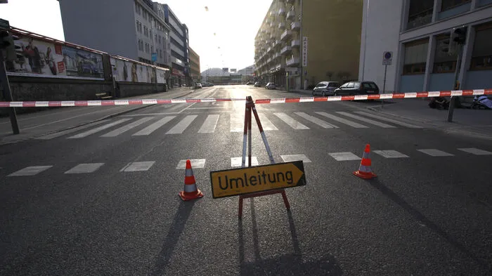 Die Großbaustelle beim Hauptbahnhof, damals kam die Unterführung für die Bim und das kreisrunde Golddach auf dem Vorplatz - kam am 25. März 2011 zum Stillstand. Die Arbeiter stießen auf eine 250 Kilo schwere Fliegerbombe.