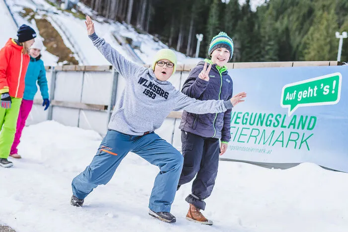 So konnten die jungen Nachwuchshoffnungen verschiedene nordische Sportarten wie Biathlon, Langlaufen oder Skispringen aktiv ausprobieren.