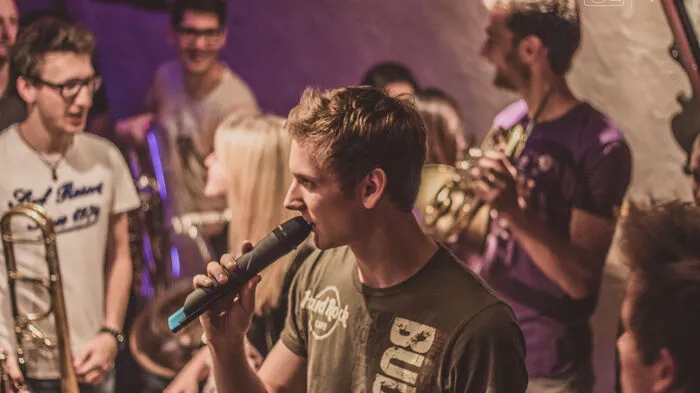 Nico Samitz (im Bild mit Mikrophon) lieferte Text, Melodie und Drehbuch zu "I kenn di von mein Handy". Seine Feunde und Musikerkollegen machten daraus einen Hit, der nach wenigen Tagen über 40.000 Zugriffe auf YouTube hat.