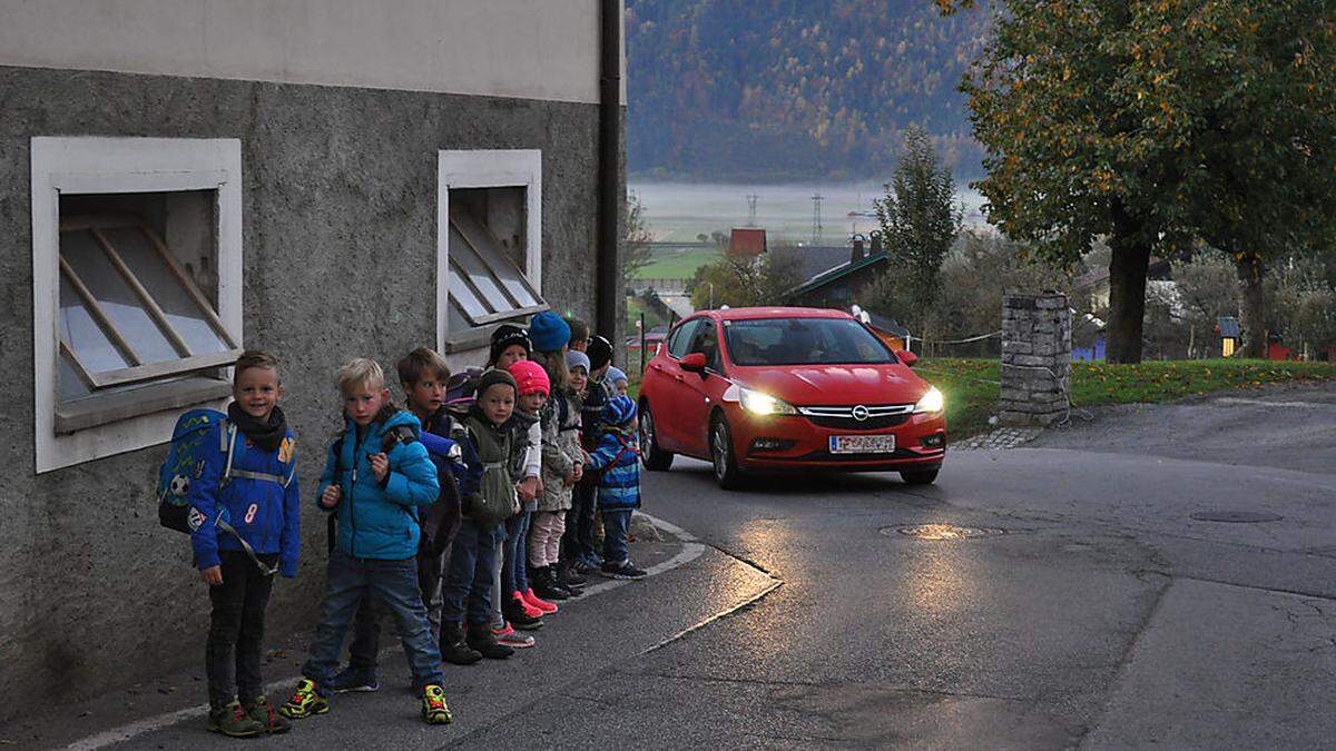 Die Straße ist unübersichtlich und führt in einer Kurve zwischen zwei Gebäuden hindurch