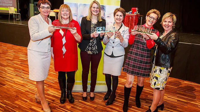 Beate Prettner, Antonia Gössinger (4. von links) und Michaela Slamanig (r,) mit den Preisträgerinnen