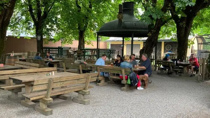 Gasthof Annenhof, Villach Wer kennt ihn nicht, den Traditionsbetrieb in der Rennsteinerstraße 11? Bereits seit 1907 verwöhnt der Annenhof mit leckeren Speisen und dem hauseigenen Bier Annenbräu.