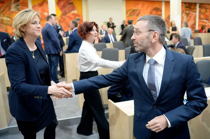 Der heute in der Sondersitzung bevorstehende 186. Misstrauensantrag der Zweiten Republik könnte eine Mehrheit finden. Stimmen der bisherige Regierungspartner FPÖ und die SPÖ zu, müsste Bundespräsident Alexander Van der Bellen Kanzler Sebastian Kurz (ÖVP) bzw. die gesamte Regierung des Amtes entheben. 