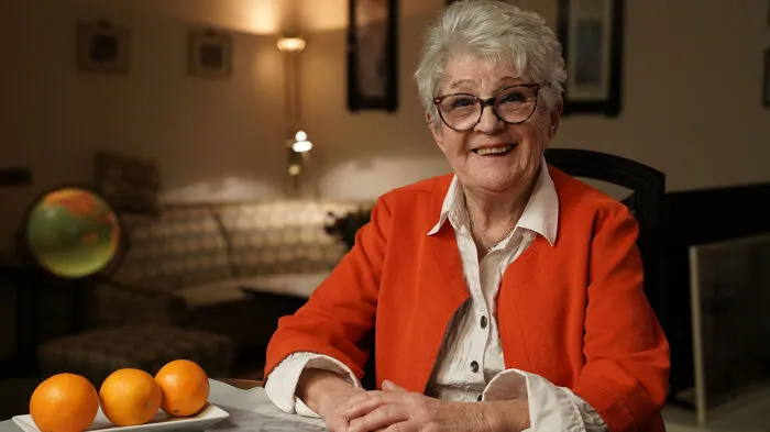 Renate, 77-jährige Friseurmeisterin im Ruhestand aus Niederösterreich, macht sich als Erste im Sommer 2023 mit den „Liebesg’schichten und Heiratssachen“ auf die Suche nach einem prachtvollen Mann. Renate, die man durchaus als resolute Dame beschreiben kann, geht das Geimpfte auf, wenn sie sieht, wie wenig Mühe sich die Frauen von heute bei ihrer Frisur geben. „Ich mein`, wir haben mit Lockenwicklern geschlafen.“ Und so ist sie auch mit den Haaren von Nina Horowitz höchst unzufrieden. Renate liebt es sehr, mit einem kühlen Getränk in ihrem bunt blinkenden Whirlpool im Garten zu entspannen. „Das wird ja dem Herrn wohl auch gefallen.“ Auch am Cross-Trainer macht die 77-Jährige eine blendende Figur. Vor vier Jahren ist leider ihr Mann verstorben. „Wenn man einen geliebten Menschen verliert, ist das schrecklich. Du bist wie zur Hälfte. Wie halbiert.“ Aber jetzt ist die Trauerzeit vorbei und die Witwe wieder bereit für eine neue Beziehung: „Ich will einfach nimma allein sein.“