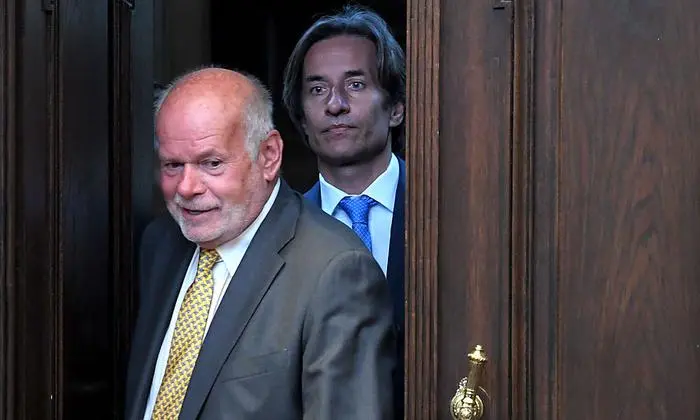 ABD0013_20180717 - WIEN - ÖSTERREICH: Der Hauptangeklagte Karl Heinz Grasser und Anwalt Manfred Ainedter (l.) vor Beginn des Strafprozesses im Fall des Bestechungs- und Untreueverdachts bei der Buwog-Privatisierung und des Linzer Terminal Towers, am Dienstag, 17 Juli 2018, im Großen Schwurgerichtssaal am Wiener Straflandesgericht. - FOTO: APA/ROLAND SCHLAGER