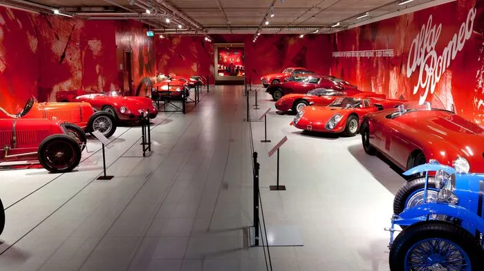 Auf mehr als 10.000 m2 Ausstellungsfläche sind im Louwman Museum rund 250 Autos zu sehen. Darunter ein ganzer Raum für die Tifosi italienischer Renn- und Sportwagen.
