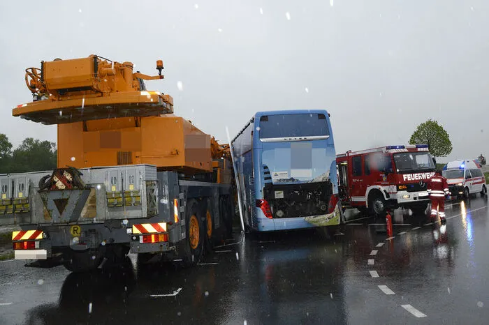 Nach Angaben der Landessicherheitszentrale (LSZ) Burgenland war auf der B63 bei Großpetersdorf (Bezirk Oberwart) gegen 7 Uhr ein Stockautobus in ein Kranfahrzeug gekracht.